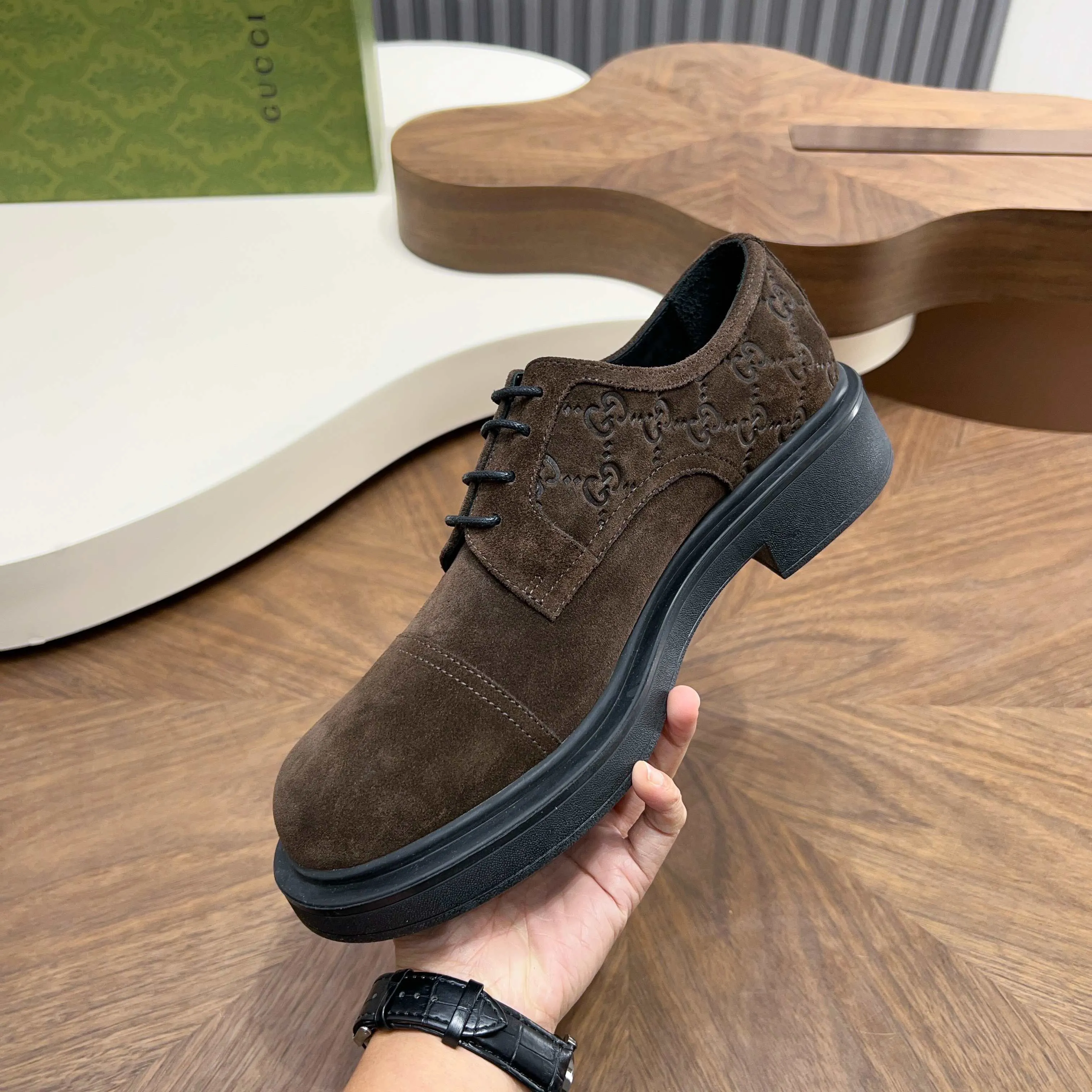 💰780 Gucci/Gucci new men’s lace-up shoes with GG details, matte cow leather derby shoes! The design of this men's lace-up shoe is rooted in the brand's heritage. Crafted from premium waxed cow leather, it is embellished with GG printed embossed suede leather details, a nod to Gucci's iconic monogram. The rubber sole decorated with GG pattern adds a touch of modern fashion to this design. Typical three-joint style design. European and American classic version, full calfskin lining. The overall upper texture is soft and the lining is comfortable and breathable. 2CM thickened soft rubber sole, easy to control. Versatile and stylish upper foot, multiple colors available to meet different matching needs, complete package! Size: 39-40-41-42-43-44 leather shoe size (38.45.46 can be customized)